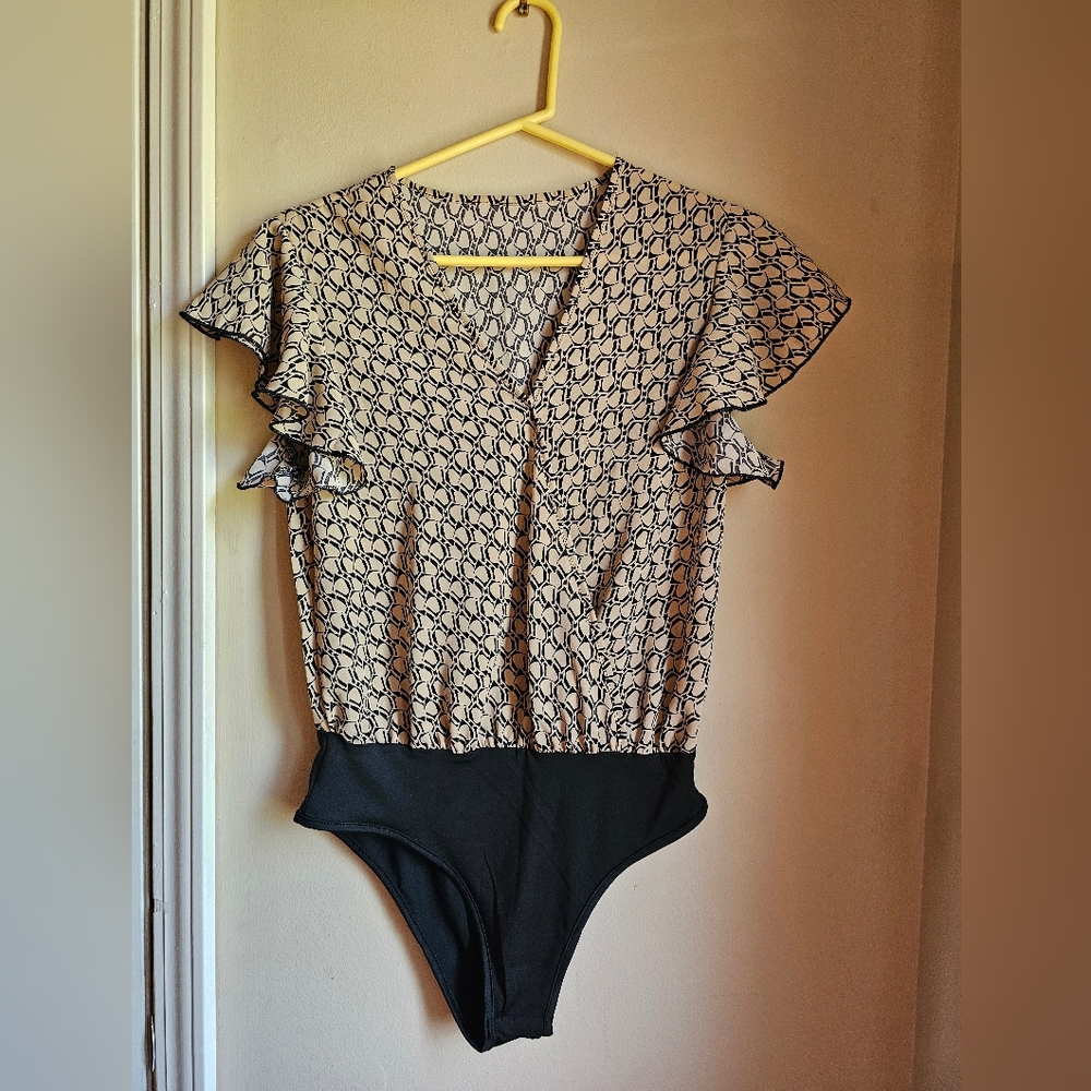 SHEIN Black and Cream Geometric Top